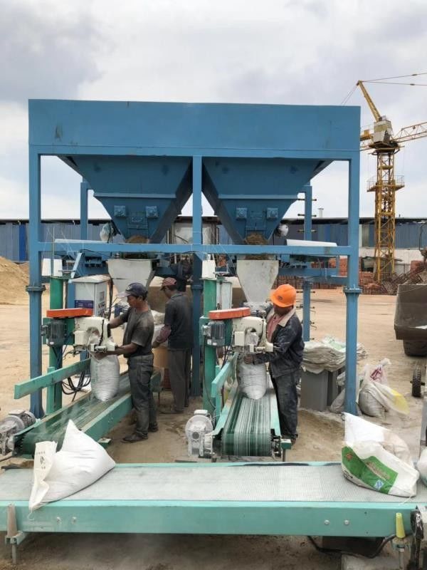 Semi - Automatic Gravel Bagging Machine Sand Packing Machine 1500-1800 Bags Per Hour